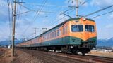 元祖「湘南電車」の国鉄80系電車。この車両の前面2枚窓デザイン、通称「湘南顔」は全国の鉄道で大流行した（筆者撮影）