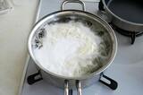 たっぷりの湯でゆでるのもそうめんのコツ（写真：筆者撮影）