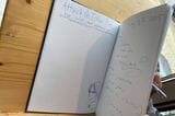 これはリースクレーター博物館にあったゲストブック。ここにも作品関連の書き込みが見られた（写真：筆者撮影）