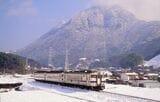 日田彦山線の採銅所駅付近、雪の積もった中を行く列車（撮影：南正時）