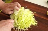 包丁は押すか引いて、ゆっくりと幅を揃えるようにして切ります