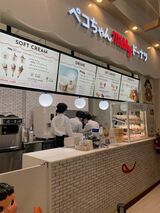 海老名駅前のショッピングモール内フードコートにある、ペコちゃんmilkyドーナツ ビナウォーク海老名店（写真提供：不二家）