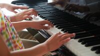 東大生の習い事が｢水泳｣と｢ピアノ｣だらけの理由