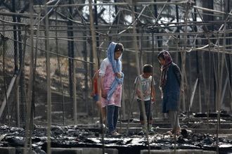 ギリシャの難民施設で火災、数千人が避難　先行き不安広がる