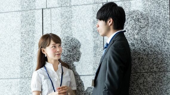 話している会社員