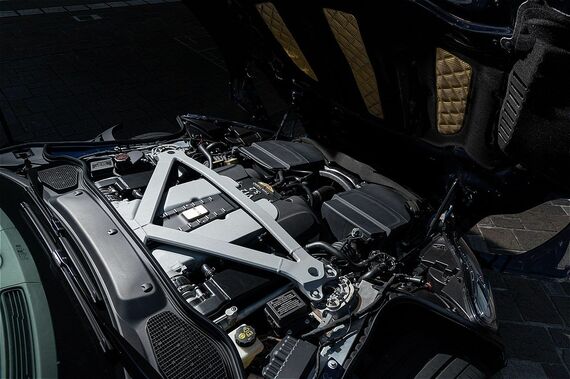 5.2L V型12気筒エンジンは、ツインターボで加給することで最大出力608PS、最大トルク71.4kgf・mを発揮する