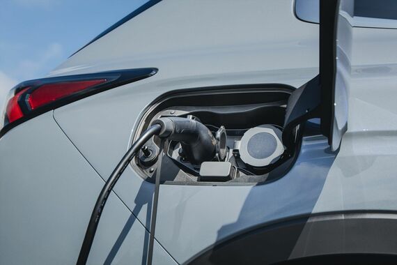 「アウトランダーPHEV」は普通充電のほか急速充電にも対応（写真：三菱自動車工業）