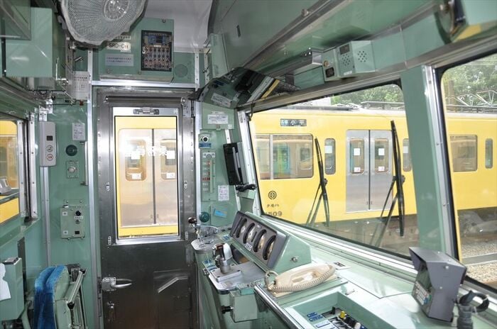 乗務員室は広々として明るい