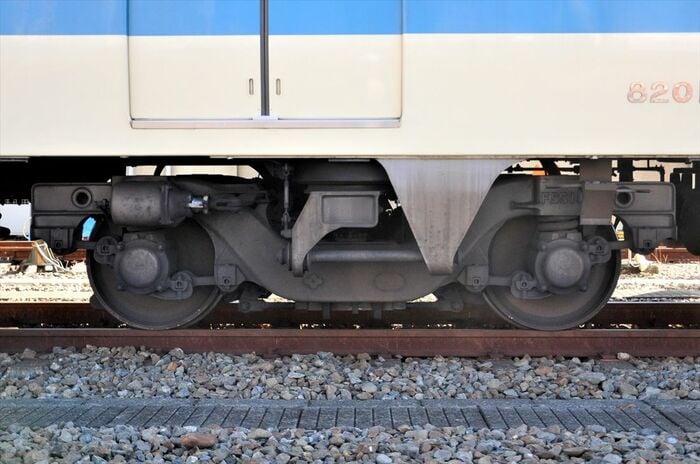 中間車両のモーター付き台車