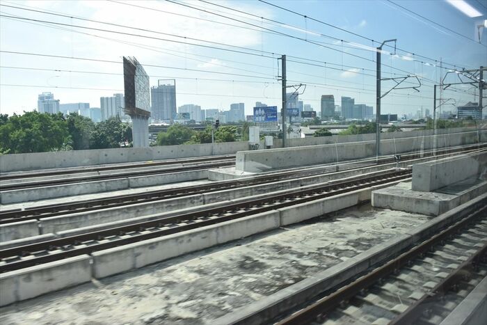 地平の在来線とレッドラインの入出区線は