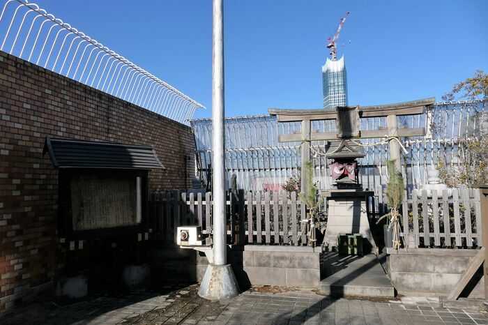 「小田急豊川稲荷」が鎮座する
