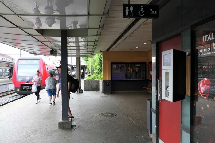 右にあるのがホームのトイレで、四角い部分がクレジット