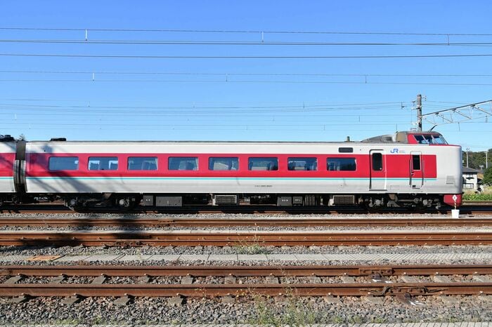 中間車の先頭車改造で誕生したクモハ381形。