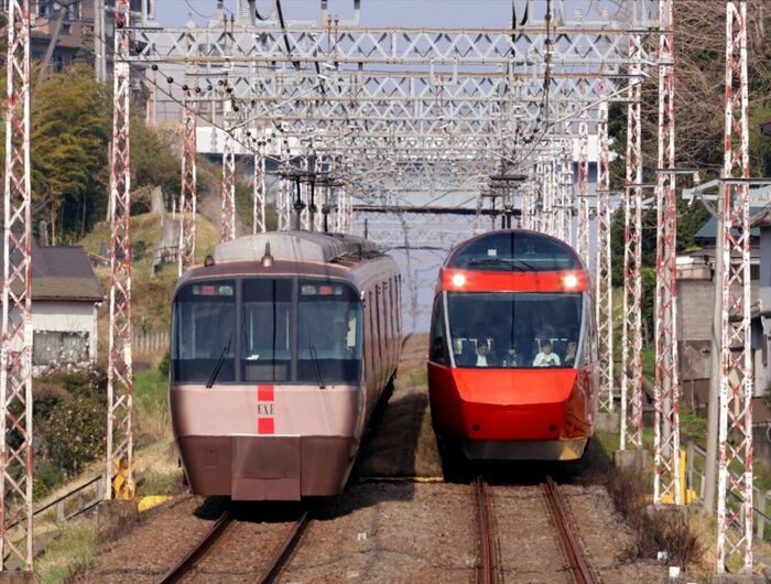 「EXE」30000形（左）と「GSE」70000形
