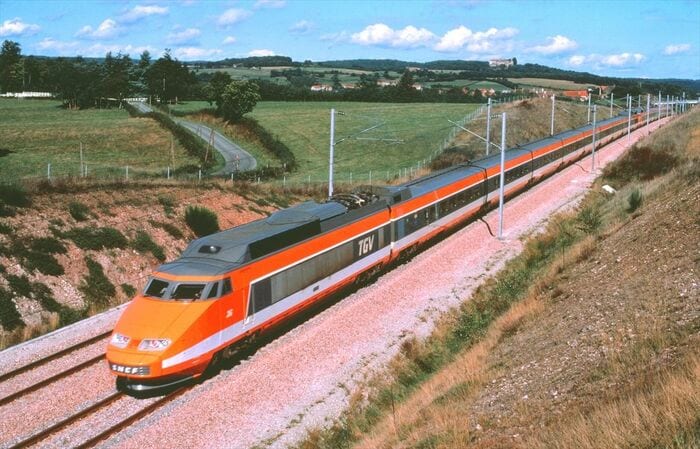 高速新線開業直後、新線を疾走するTGV