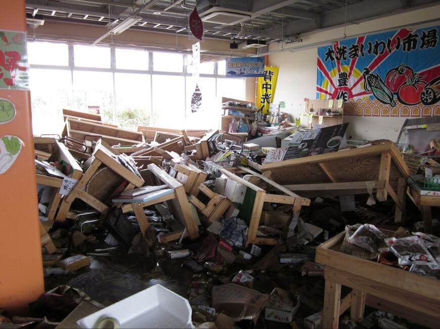 東日本大震災時の大洗まいわい市場の様子（Oaraiクリエイティブマネジメント提供）