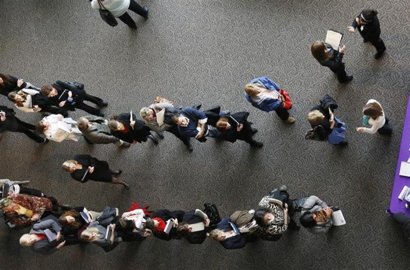 １１月８日、１０月の米雇用統計は非農業部門雇用者数が前月比２０万４０００人増となった。写真はデンバーの就職フェア会場で４月撮影（２０１３年　ロイター／Rick Wilking）