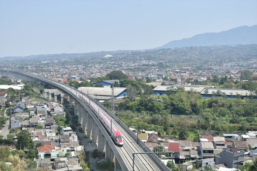 パダラランを発車し、テガルアールを目指す高速鉄道。住宅地が山のすそ野までびっしりと張り付いている（筆者撮影）