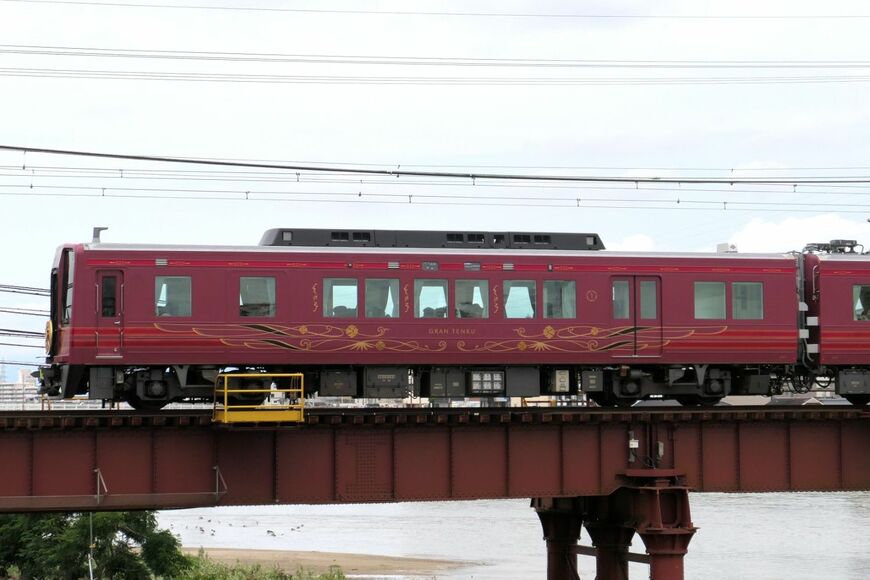 GRAN天空の極楽橋方先頭車（1号車）は「リラックスシート」。片方の扉を埋めて1扉とした（記者撮影）