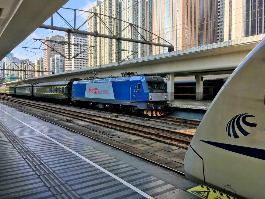 在来線と同じ線路を使用している深圳駅。手前が高速鉄道車両（筆者撮影）