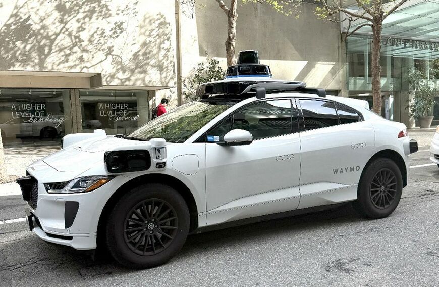 ［市民の足となりつつある完全無人のロボタクシー］グーグル系のウェイモはライドシェアで人気上昇中（写真：筆者撮影）