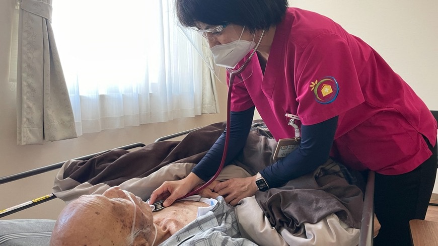 KuKuRuで診察する中村医師（本文に登場する人物とは関係ありません。撮影：向日葵クリニック）