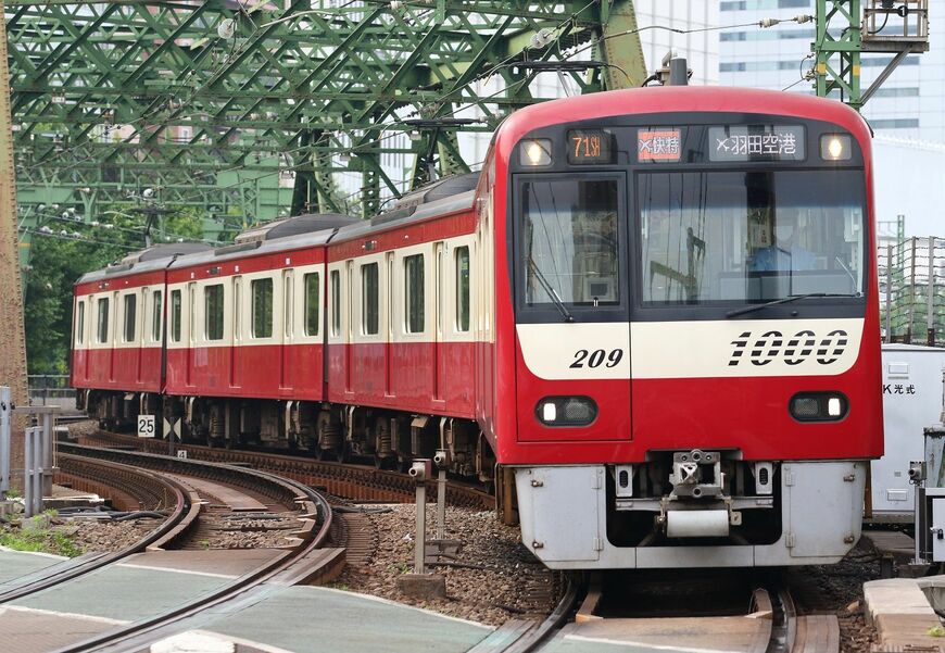 新1000形の1200番台（17次車）はステンレス車だが全面塗装で仕上げた（写真：京急電鉄）