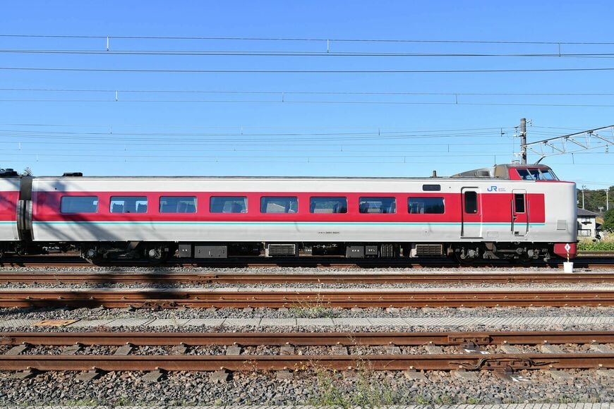 中間車の先頭車改造で誕生したクモハ381形。乗務員室の直後に客扉がある（筆者撮影）