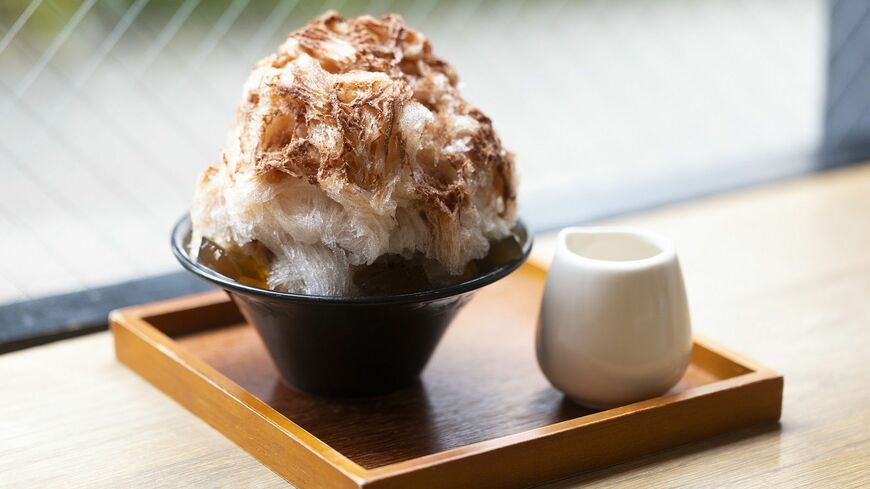6月1日から9月末ごろまでの期間、1日15杯限定で販売されているMinimalのチョコレートかき氷（990円）。氷とチョコレートシロップを、フルーツやジュレ、練乳などで調和させた（撮影：今井康一）