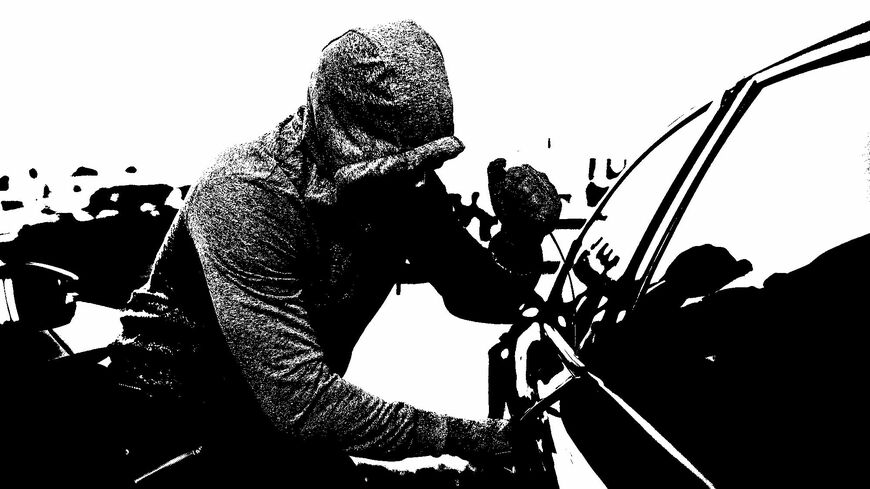 避難中に乗り捨てられた車の部品やガソリンを盗むことも（写真：Sergiy Tryapitsyn／PIXTA）