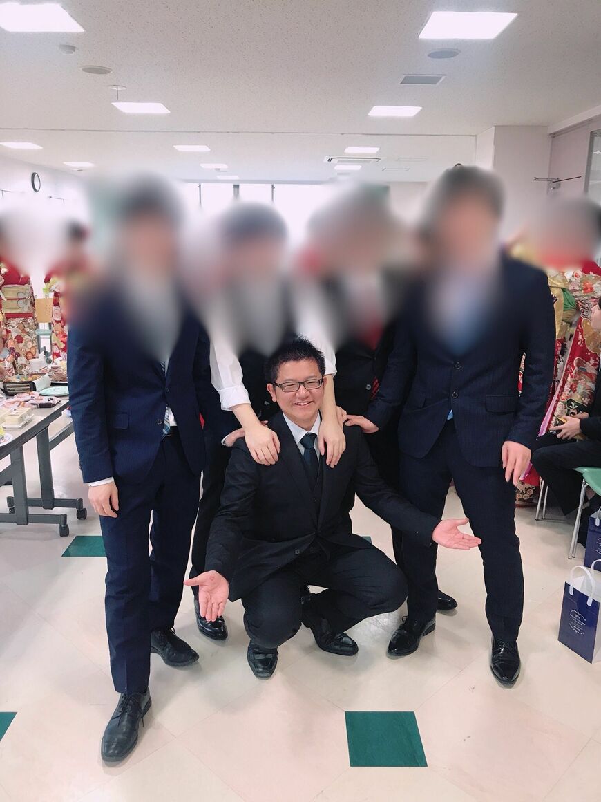 成人式の時（中央）（写真：布施川さん提供）