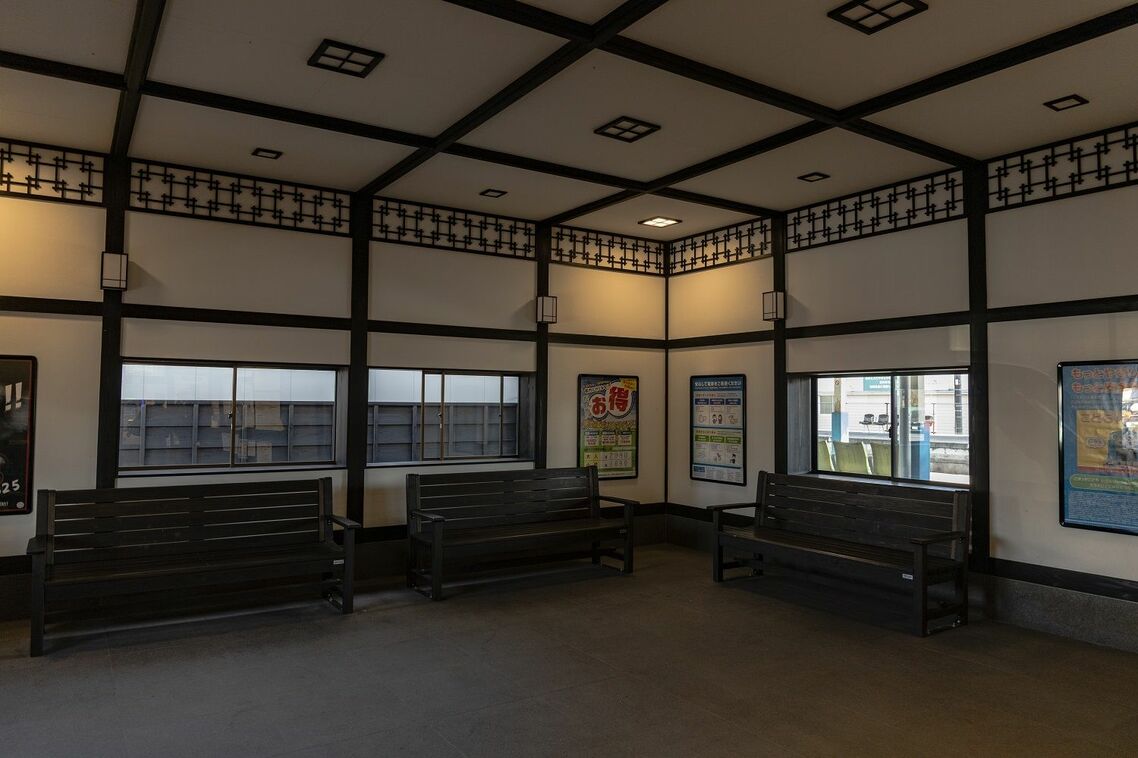 佐野市駅の待合室は広々と。正月などはにぎわいを