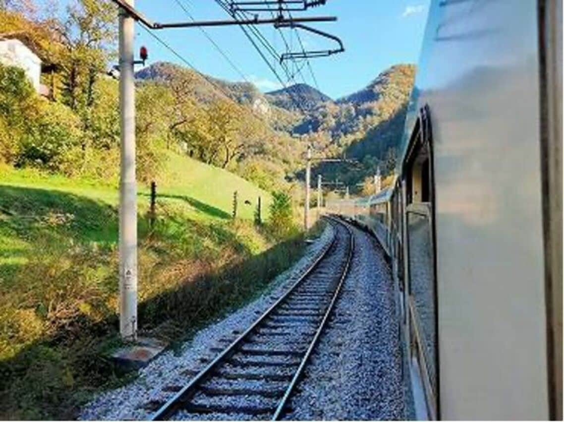 窓の開く国際列車からの眺め。客車列車は旅情に満ちていた