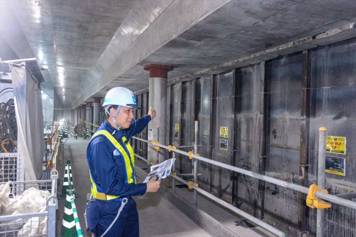 新駅工事の状況を説明する東京メトロの担当者