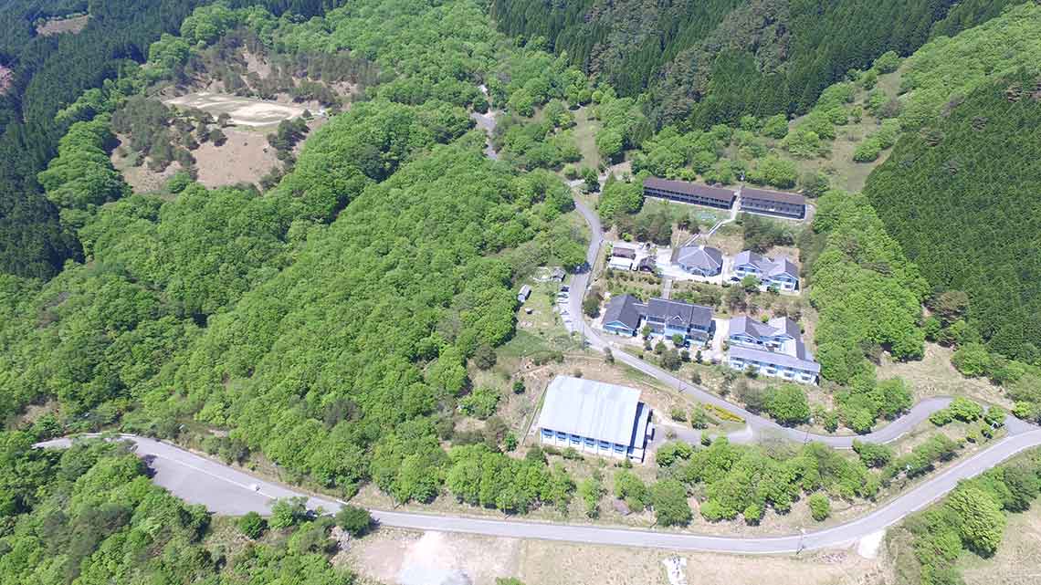 生野学園の全景、左奥に見えるのはグラウンド