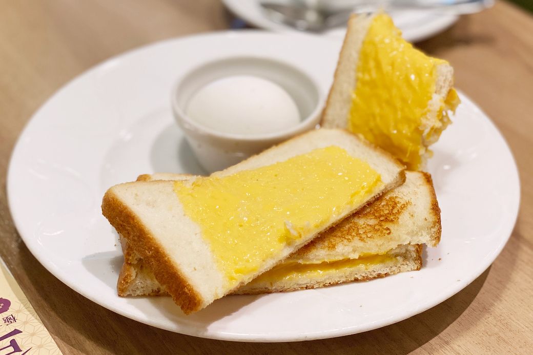 パンをめくった図。鮮やかなチーズの色合が食欲をそそります（写真：筆者撮影）
