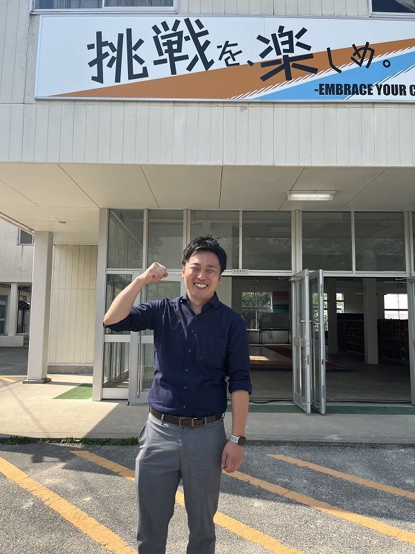 新たな学校の形に挑戦したいと話す柴山さん。2023年6月に著書『きみが校長をやればいい』を出版した（写真：筆者撮影）
