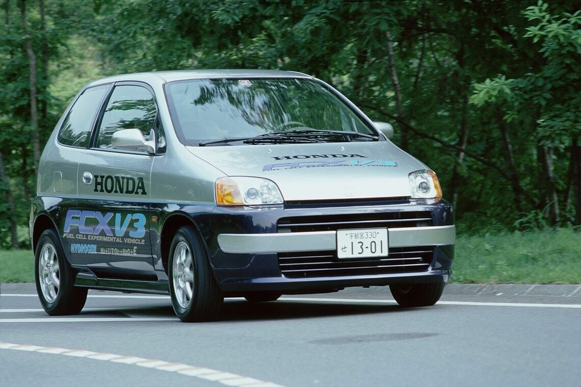 2001年に日本の公道で実証を始めたホンダ「FCX-V3」（写真：本田技研工業） 