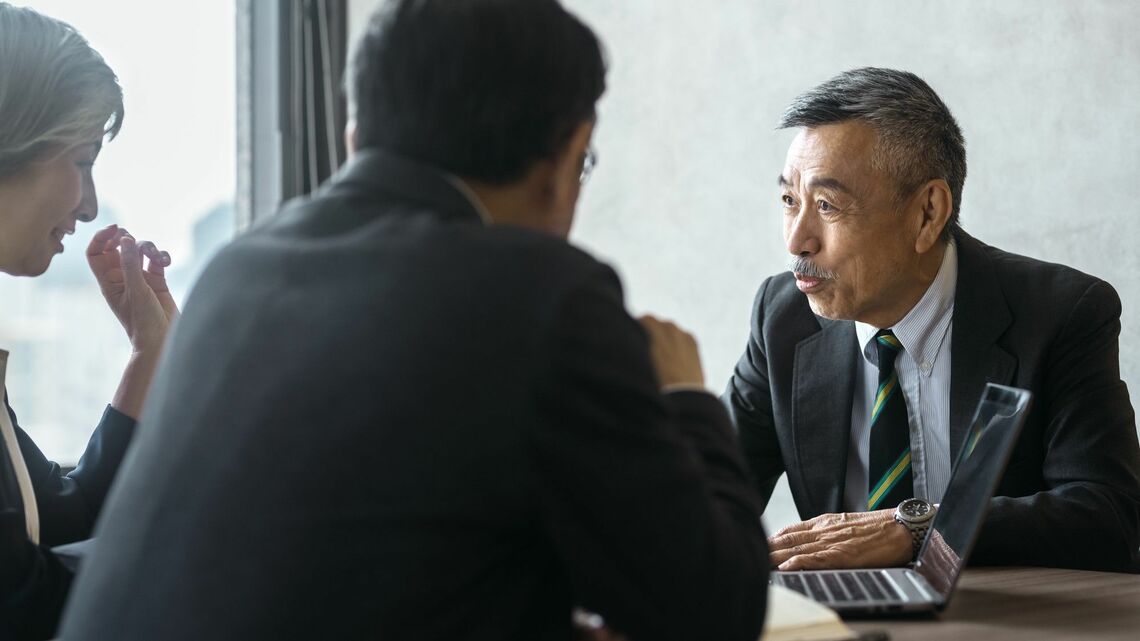 「年上部下」から信頼を得るためのコミュニケーション法を解説します（写真：saki／PIXTA）