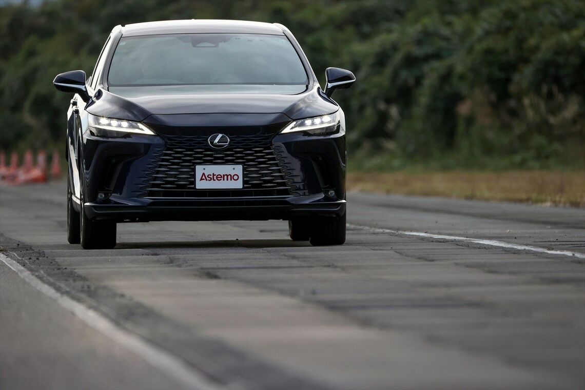 「V04」はレクサス「RX」にシャシー制御を組み込んだもの（写真：Astemo）