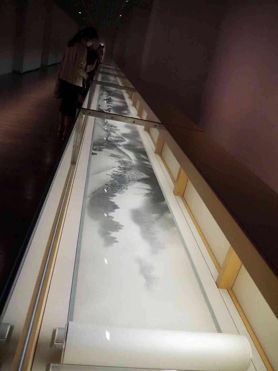 横山大観「生々流転」（部分、1923年、東京国立近代美術館蔵、通期展示）展示風景（撮影：小川敦生）