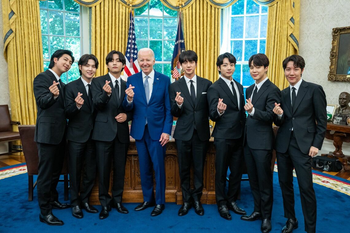 バイデン大統領と「指ハート」をするBTSのメンバー（写真：バイデン大統領、BTS公式ツイッターより）