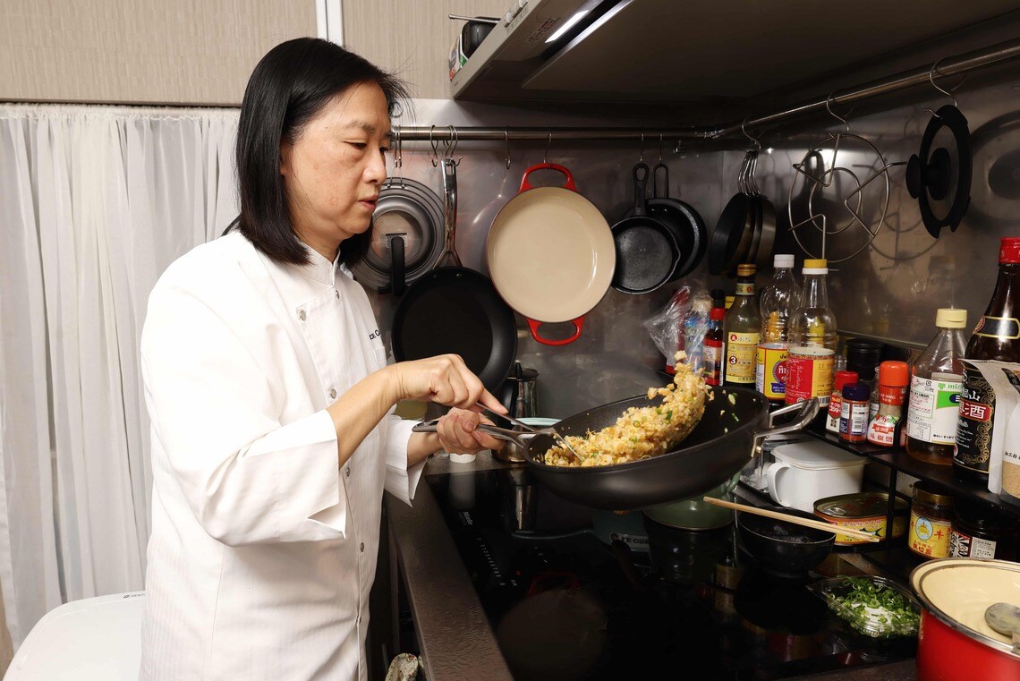 キッチンで調理をするチョイさん（撮影：尾形文繁）