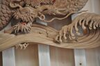 竜の彫刻に隠れているタイ（中央）