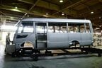 組立が終わった小型のバス。次の工程はさび止め加工だ
