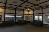佐野市駅の待合室は広々と。正月などはにぎわいを見せる駅の1つだ（撮影：鼠入昌史）