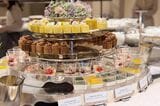 デザートコーナーのケーキスタンドは、宝石箱のような美しさ（写真：筆者撮影）