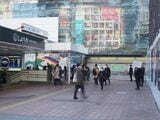 ハチ公改札の移転直後。プラカードを持ったスタッフが乗り換えの誘導をしている＝2025年1月（編集部撮影）