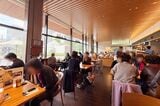 大きな窓から光が差し込む朝の店内。女性グループや外国人観光客で賑わっています（筆者撮影）