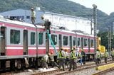 JR東日本を含め鉄道各社は架線の断線復旧訓練などを実施している。写真は京浜急行電鉄が実施した鉄道事故復旧訓練の様子＝2017年（編集部撮影）
